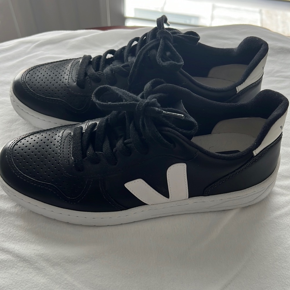 Black and white veja fit 8-8.5 best